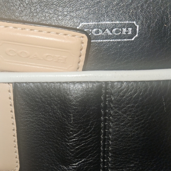 Coach handbag missing crossbody strap. Some peeling on handle. No wear on bottom - Picture 2 of 8
